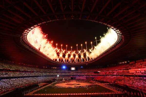 مشعل المپیک سی و دوم خاموش شد / نفس راحت ژاپنی‌ ها از دست مهمانان (+عکس)