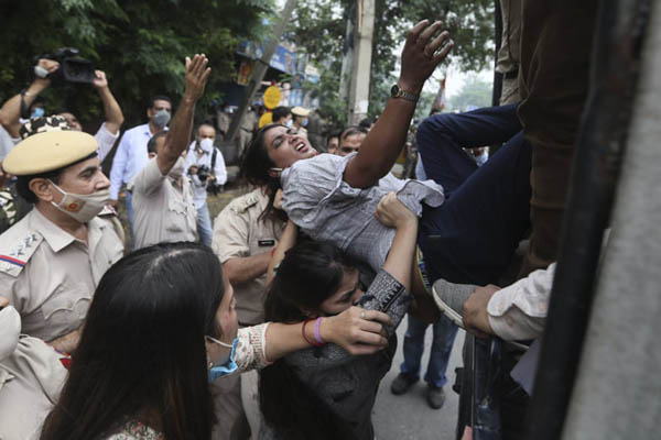 عمو سام هم ضدواکسن شد / کار بسیار خطرناک دو عکاس (تصاویر) عمو سام هم ضدواکسن شد / کار بسیار خطرناک دو عکاس (تصاویر)