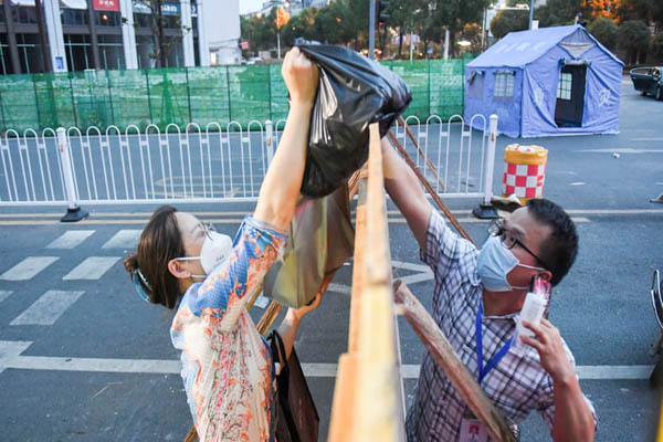 عمو سام هم ضدواکسن شد / کار بسیار خطرناک دو عکاس (تصاویر) عمو سام هم ضدواکسن شد / کار بسیار خطرناک دو عکاس (تصاویر)