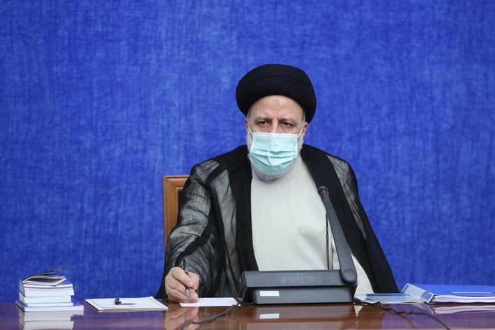 پس از بازدید رئیس جمهور از یکی از مراکز تزریق واکسن و نیز بخش کرونای بیمارستان امام خمینی (ره) تهران، جلسه اضطراری ستاد کرونا به ریاست رئیس جمهور برگزار شد.