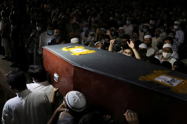 جست و جوی خانه به خانه برای یافتن فوت شده های کرونایی(گزارش تصویری)