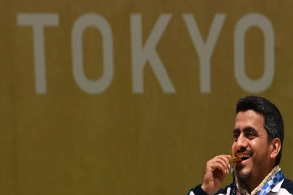 لحظه به اهتزاز درآمدن پرچم ایران و اهدال مدال طلا به فروغی (فیلم و عکس) لحظه به اهتزاز درآمدن پرچم ایران و اهدال مدال طلا به فروغی (فیلم و عکس)