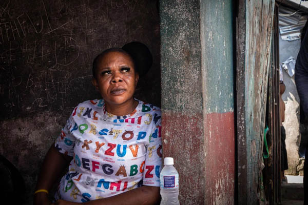 عبور دادن یک نوزاد افغان از دیوار فرودگاه کابل (گزارش تصویری) عبور دادن یک نوزاد افغان از دیوار فرودگاه کابل (گزارش تصویری)