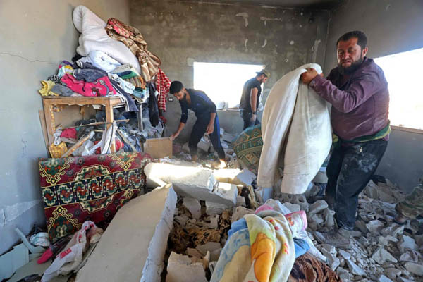 عبور دادن یک نوزاد افغان از دیوار فرودگاه کابل (گزارش تصویری) عبور دادن یک نوزاد افغان از دیوار فرودگاه کابل (گزارش تصویری)