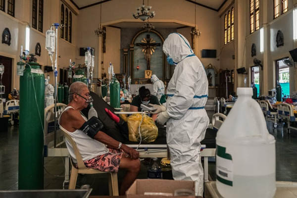 عبور دادن یک نوزاد افغان از دیوار فرودگاه کابل (گزارش تصویری) عبور دادن یک نوزاد افغان از دیوار فرودگاه کابل (گزارش تصویری)