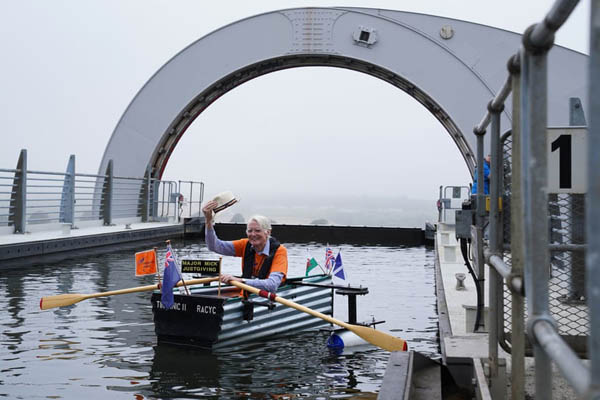عبور دادن یک نوزاد افغان از دیوار فرودگاه کابل (گزارش تصویری) عبور دادن یک نوزاد افغان از دیوار فرودگاه کابل (گزارش تصویری)