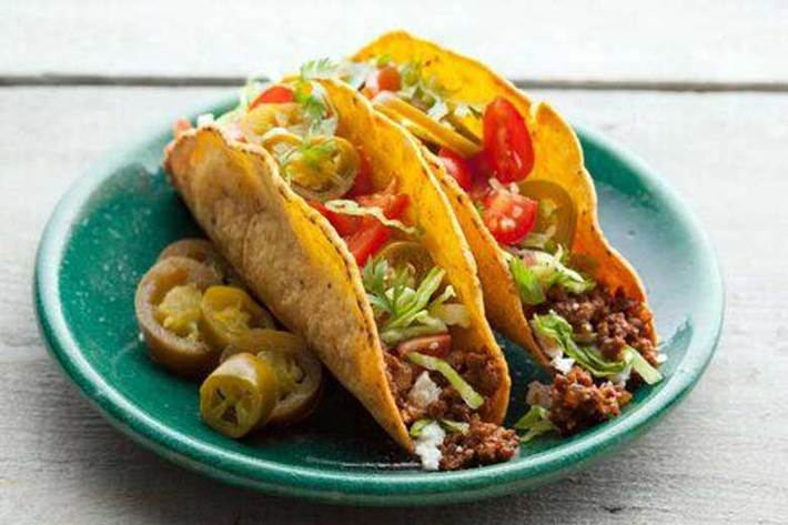 تاکو (taco) یک غذای محبوب و پرطرفدار مکزیکی است که می‌توان آن را با انواع گوشت، مرغ، ماهی، میگو، ژامبون و سبزیجات سرو کرد. در مطلب زیر طرز تهیه تاکو ماهی را به شما آموزش می‌دهیم.