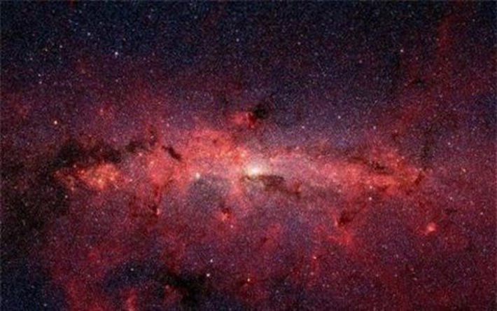 رصدهای اخترشناسان نشان می‌دهد این ناحیه مرموز شامل صدها هزار ستاره است که با زاویه‌ای چشمگیر از بازوی کمان کهکشان بیرون می‌زنند.