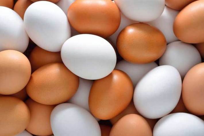 وقتی تخم مرغ در آب شناور می ماند که اتاقک هوایی آن به اندازه کافی برای شناور نگهداشتن تخم مرغ بزرگ شده باشد و این به مفهوم کهنه بودن آن است. برای اطمینان از فاسد بودن تخم مرغ کهنه آنها را قبل از استفاده در یک ظرف جداگانه بشکنید.