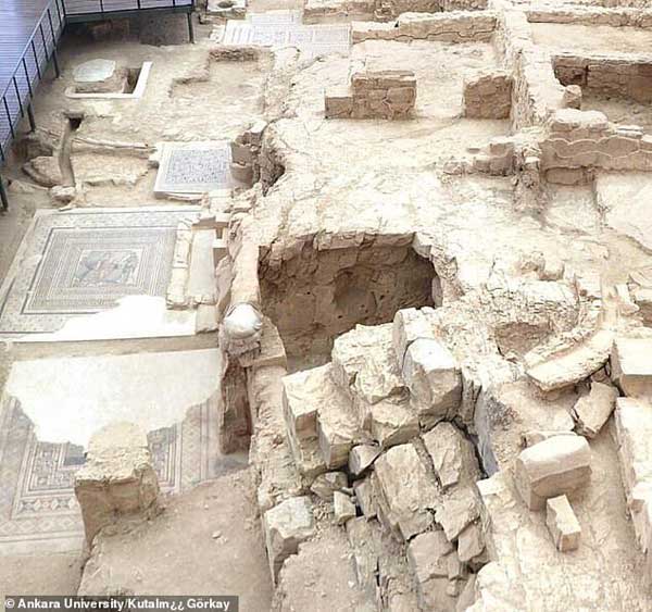 کشف اتاق غذاخوری باستانی ۵۰ فوت زیر زمین در ترکیه (+ تصاویر) کشف اتاق غذاخوری باستانی ۵۰ فوت زیر زمین در ترکیه (+ تصاویر)