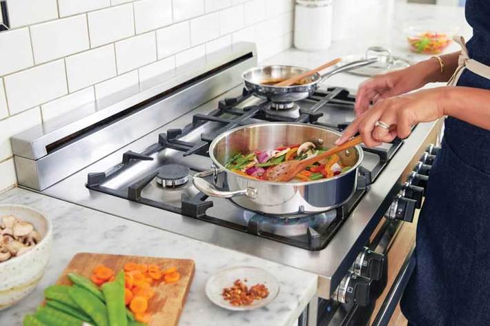 استفاده طولانی‌مدت از سوخت جامد برای پخت‌وپز با ۳۲ درصد خطر ابتلا به ملتحمه، ۱۷ درصد آب مروارید و ۳۵ درصد چشم مژگانی در مقایسه با کسانی که با سوخت‌های پاک آشپزی می‌کردند.