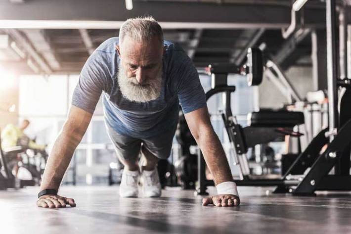 بسیاری از ورزش ها راهی برای از بین بردن مشکلات جسمی و روانی و حتی کند کردن روند پیری هستند البته هیچ کدام از فعالیت های بدنی نمی توانند روند افزایش سن را متوقف کنند اما شواهد نشان داده که فعالیت های بدنی امید به زندگی را با محدود کردن توسعه بیماری های مزمن افزایش می دهند و این تاثیر ورزش بخصوص بعد از سن ۴۰ سالگی بسیار مشهود است.