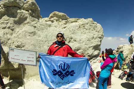 پرچم رادیو بر فراز قله دماوند