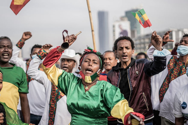 جشن در خیابان های «گینه» / نجات معجزه وار یک کودک (گزارش تصویری)