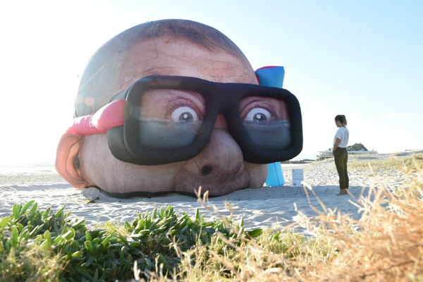 عبور از پل بامبو برای خروج از مدرسه / بریتانیا مهاجران را به عقب راند (گزارش تصویری)