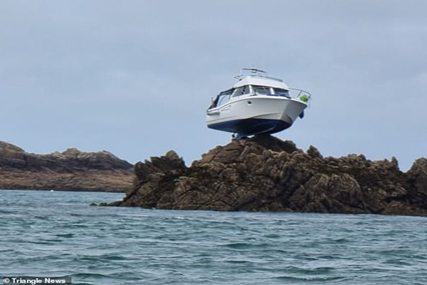عبور از پل بامبو برای خروج از مدرسه / بریتانیا مهاجران را به عقب راند (گزارش تصویری)