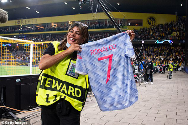 شوت رونالدو یک زن را نقش بر زمین کرد (عکس) شوت رونالدو یک زن را نقش بر زمین کرد (عکس)