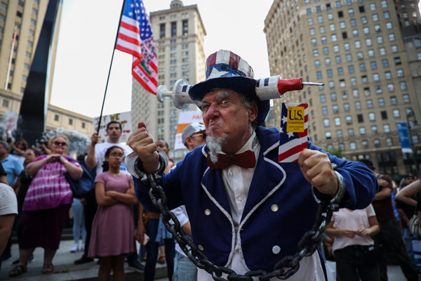 کشتار بی رحمانه و خونین 1500 دلفین (گزارش تصویری) کشتار بی رحمانه و خونین 1500 دلفین (گزارش تصویری)
