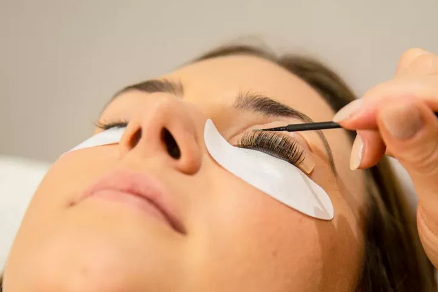 آموزش لیفت مژه در خانه و وسایل مورد نیاز