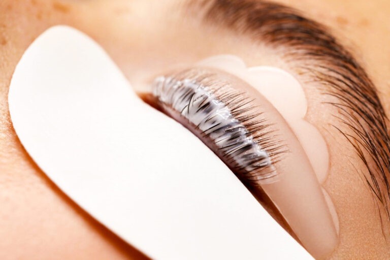 آموزش لیفت مژه در خانه و وسایل مورد نیاز