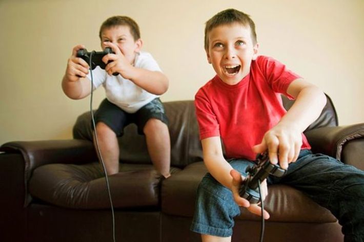 خطر برخی بازی‌های آنلاین برای فرزندان جدی است 