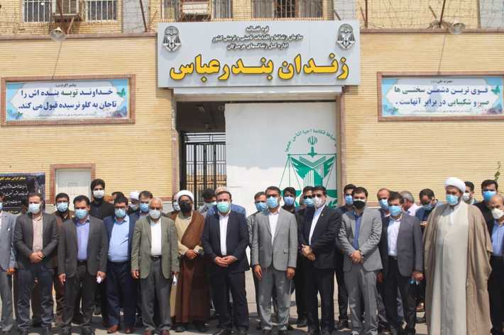 برنامه بازدید سراسری قضات هرمزگان از زندان‌ها و بازداشتگاه ها در تمامی حوزه های قضایی این استان برگزار شد. 