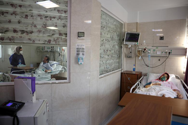 خوابیدن در قبر به نشانه اعتراض / ماجرای یک روستای متروکه (گزارش تصویری) خوابیدن در قبر به نشانه اعتراض / ماجرای یک روستای متروکه (گزارش تصویری)