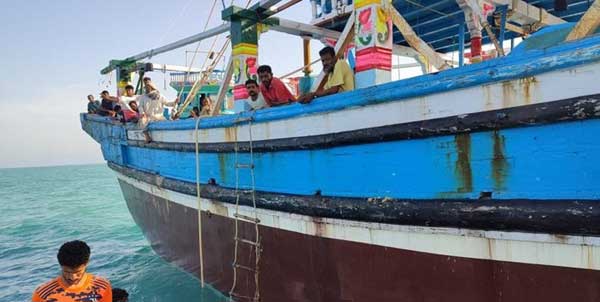 نجات شناور حادثه دیده پاکستانی در آبهای جاسک (+عکس) نجات شناور حادثه دیده پاکستانی در آبهای جاسک (+عکس)