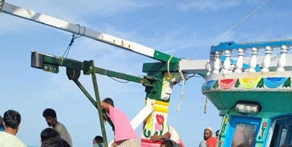 نجات شناور حادثه دیده پاکستانی در آبهای جاسک (+عکس) نجات شناور حادثه دیده پاکستانی در آبهای جاسک (+عکس)