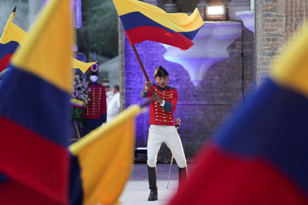 پیمودن 5 کشور با پای پیاده / فاجعه طبیعی اینگونه عادی شد (گزارش تصویری) پیمودن 5 کشور با پای پیاده / فاجعه طبیعی اینگونه عادی شد (گزارش تصویری)