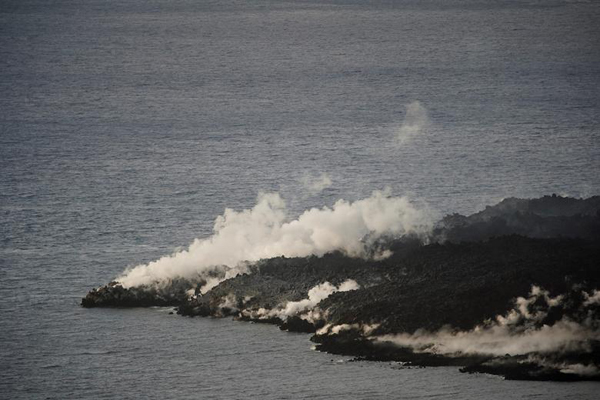 گدازه های آتشفشانی که به آب رسید (تصاویر) گدازه های آتشفشانی که به آب رسید (تصاویر)