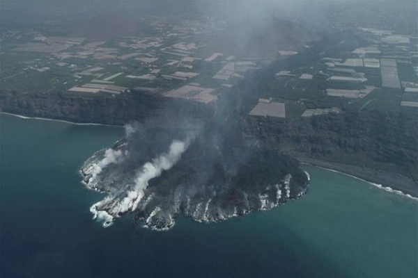 گدازه های آتشفشانی که به آب رسید (تصاویر) گدازه های آتشفشانی که به آب رسید (تصاویر)