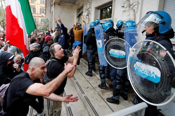 مرگ مهاجران بر روی آب / جنجال در رم (گزارش تصویری) مرگ مهاجران بر روی آب / جنجال در رم (گزارش تصویری)