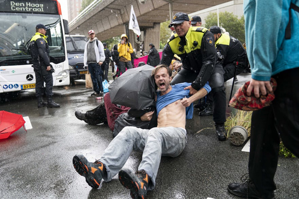 لاکپشت 2 سر /  روز جهانی مردگان! (گزارش تصویری)