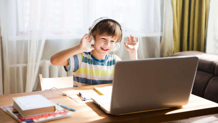 روزی چند ساعت پای کامپیوتر نشستن بچه‌ها مشکل‌ساز نیست