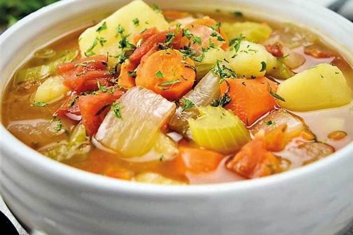سوپ‌ های ترکیبی سبزیجات یکی از بهترین گزینه‌ها برای وعده شام در ایام سرد سال است که پخت آن در صورت در دسترس بودن مواد اولیه، بسیار راحت‌ بوده و در کمترین مدت آماده خواهد شد.