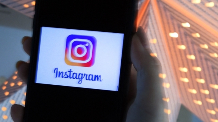 با انتشار خبر تولید «اینستاگرام کیدز» (Instagram Kids) که قرار بود نسخه‌ای اختصاصی از اپلیکیشن اینستاگرام برای کودکان باشد، انتقادات فراوانی از این طرح صورت گرفت که درنهایت باعث شد فیسبوک خبر از توقف کار بر روی ساخت این اپلیکیشن را اعلام کند.