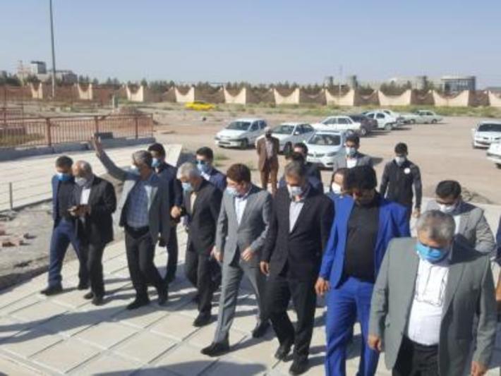 وزیر ورزش و جوانان و استاندار کرمان صبح جمعه ۹ مهر از مجموعه ورزشی در دست ساخت شهدای مس شهر کرمان بازدید کردند.