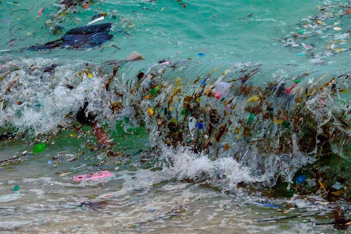 پاکسازی آلودگی پلاستیکی دریایی انرژی‌بر است، اما کشتی‌ها می‌توانند پلاستیکی را که جمع‌آوری می‌کنند به سوخت تبدیل کرده و یک عملیات پاکسازی خودنگهدار ایجاد کنند.