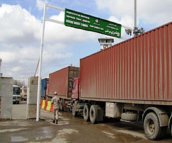 فرماندار سرخس گفت: به دنبال توافقات اخیر بین مسوولان ۲ کشور ایران و ترکمنستان، صادرات کالا توسط کامیون از پایانه مرزی سرخس به کشور همسایه در مقایسه با هفته قبل سه برابر شده است.