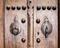 سارق کوبه هاي درب هاي قديمي در يزد دستگير شد