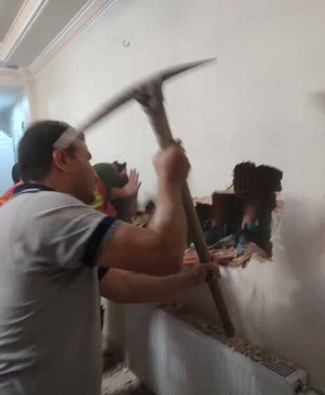 سقوط پسر نوجوان به داخل انقطاع بین دو ساختمان (+عکس و فیلم) سقوط پسر نوجوان به داخل انقطاع بین دو ساختمان (+عکس و فیلم)