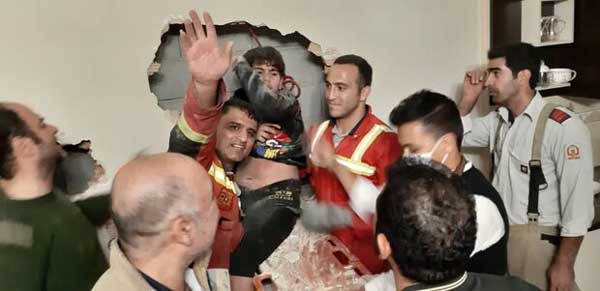 سقوط پسر نوجوان به داخل انقطاع بین دو ساختمان (+عکس و فیلم) سقوط پسر نوجوان به داخل انقطاع بین دو ساختمان (+عکس و فیلم)