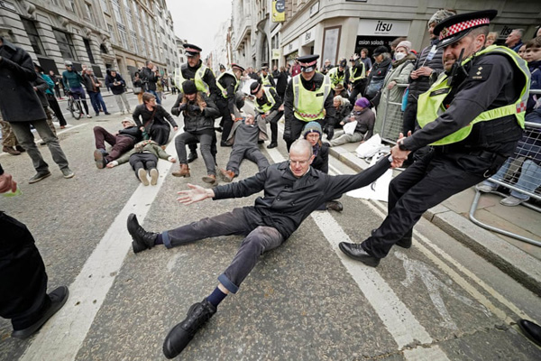 رای گیری در قرنطینه / بزرگ ترین ارکستر جهان (گزارش تصویری) رای گیری در قرنطینه / بزرگ ترین ارکستر جهان (گزارش تصویری)