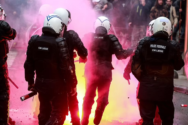 خشونت در اروپا به اوج رسید (تصاویر)