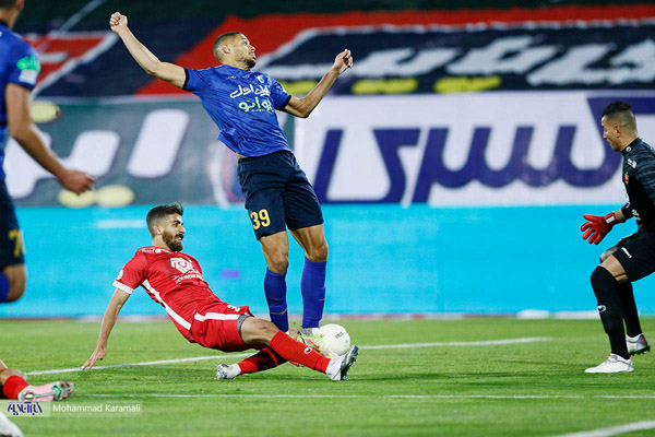 فریم به فریم با جنجالی ترین صحنه دربی 97 (تصاویر)