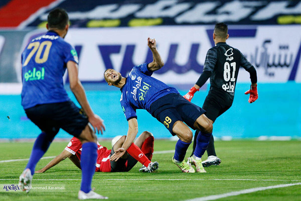 فریم به فریم با جنجالی ترین صحنه دربی 97 (تصاویر)