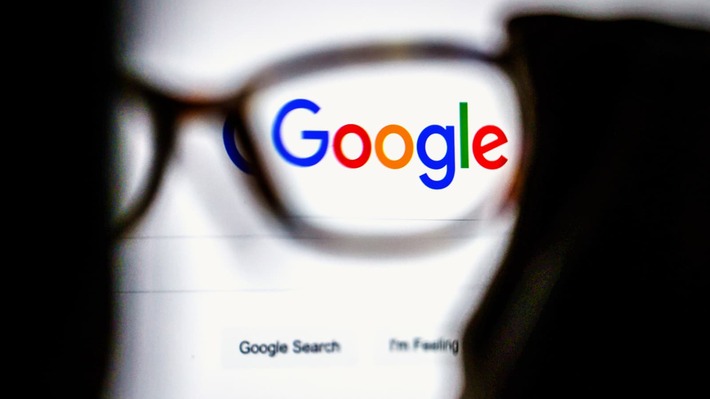 تاکنون دو فرد مدعی شده‌اند زمانی که گوشی هوشمند پیکسل‌شان را برای تعمیر به شرکت گوگل ارسال کرده بودند هک شده و اطلاعات شخصی و عکس‌های خصوصی‌شان لو رفته است. گوگل اعلام کرده است در حال بررسی آخرین اطلاعات در این رابطه است.