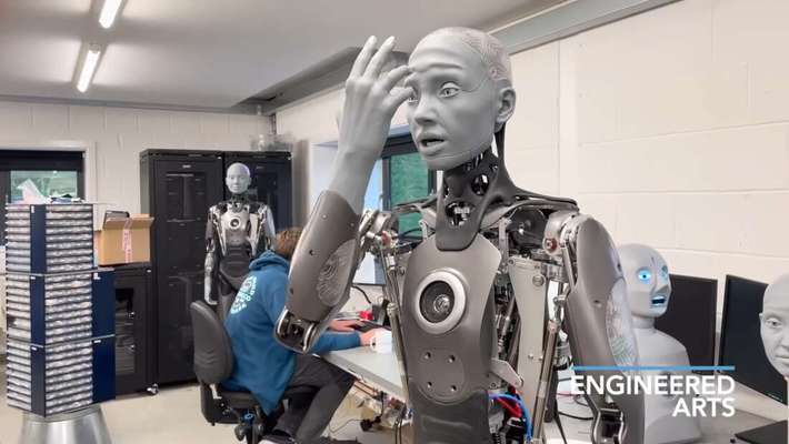 پیشرفته‌ترین ربات انسان‌نما در جهان در ویدئویی که توسط شرکت رباتیک Engineered Arts بریتانیا منتشر شده است، رونمایی شده است و کاملاً باورنکردنی است. این ربات که آمیکا نام دارد، تعدادی از حالات چهره را نشان می‌دهد که تا به امروز نزدیک‌ترین حالت‌ها به حالات چهره انسان هستند و همراه با حرکات ماهیچه‌ای مصنوعی و کنترل‌های حرکتی ظریفی است که قبلا فقط انسان‌ها می‌توانستند تکرار کنند.
