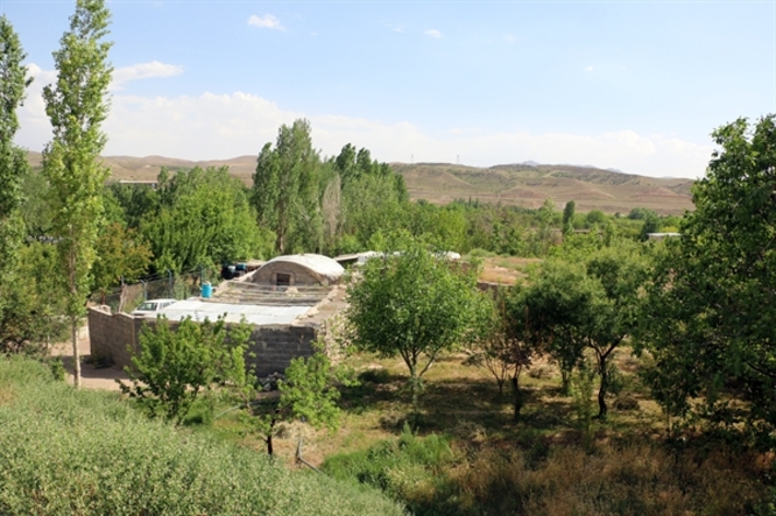 بنای یخچال آقارحیم در جنوب شهر زنجان و در میان باغ‌های حاشیه شمالی زنجان‌رود قرار گرفته است. با وجود شیب ملایم منطقه از شمال به جنوب، یخچال در یک بخش صاف و مسطح، در وسط باغ‌ها ساخته‌ شده است.